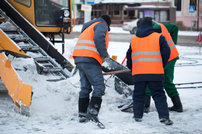 5 snow shoveling techniques to avoid back pain on the job